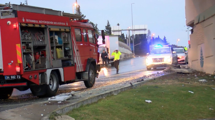 Bakırköy’de çevik kuvvet otobüsü üst geçide çarptı - Resim: 4