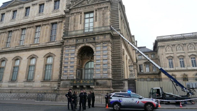 Louvre Müzesi'ni soydular! Hırsızlar mücevherleri çalıp kaçtı - Resim : 1