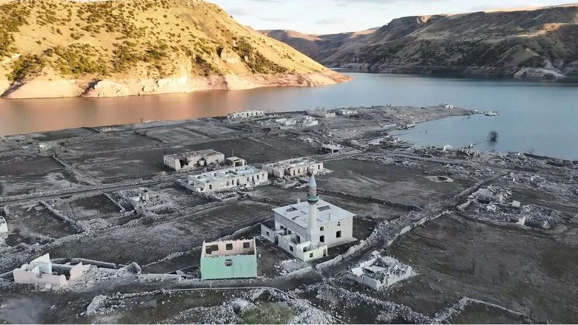 Su seviyesi düştü, eski köy ortaya çıktı - Resim: 1