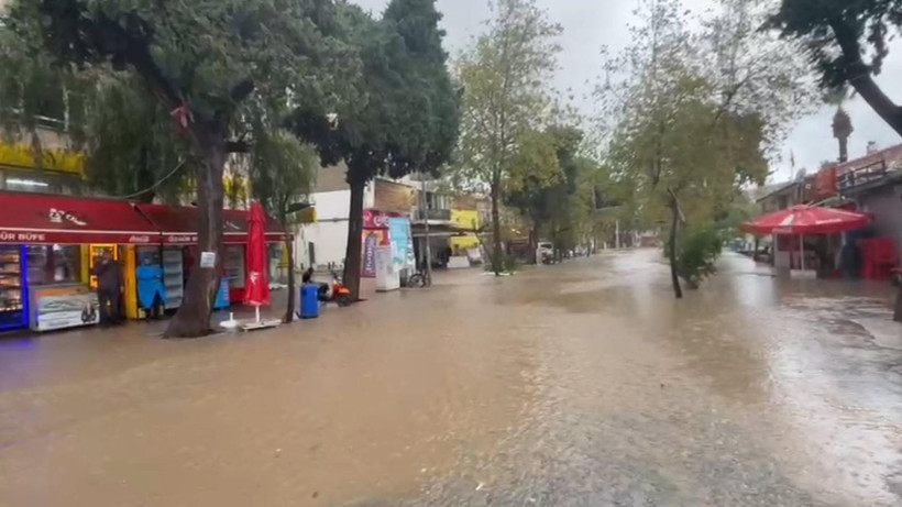 İzmir'i sağanak vurdu! Ev ve işyerlerini su bastı, 1 kişi kayıp - Resim: 3