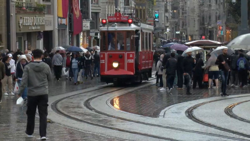 İstanbul'da beklenen yağış başladı! Trafik yoğunluğu oluştu - Resim: 2