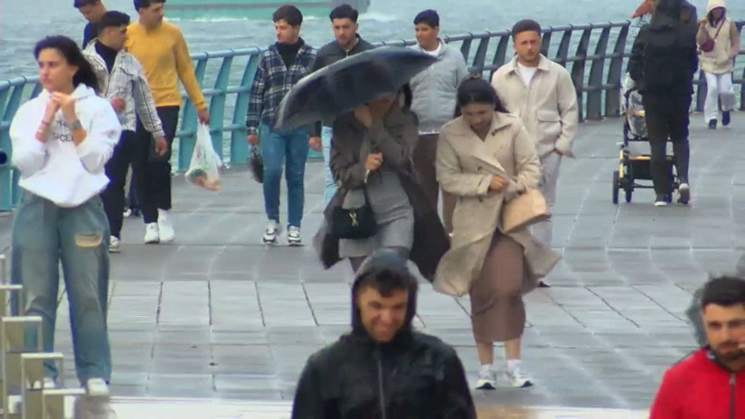 İstanbul'da beklenen yağış başladı! Trafik yoğunluğu oluştu - Resim: 1