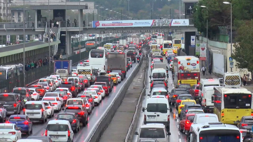İstanbul'da beklenen yağış başladı! Trafik yoğunluğu oluştu - Resim: 7