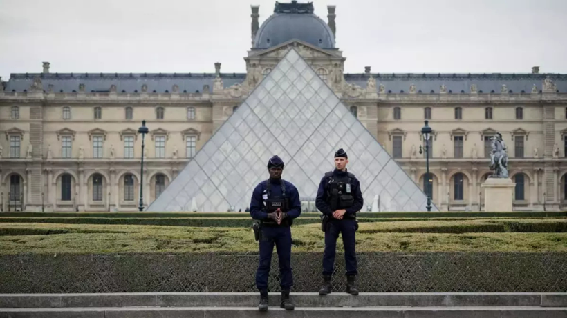 Louvre müzesi soygununda yeni gelişme: İki şüpheli gözaltına alındı - Resim : 1