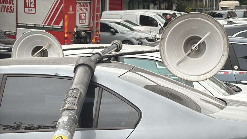 İstanbul'da lodos etkili oldu! Beşiktaş ve Şişli’de ağaçlar ve elektrik direği araçların üstüne devrildi - Resim: 1