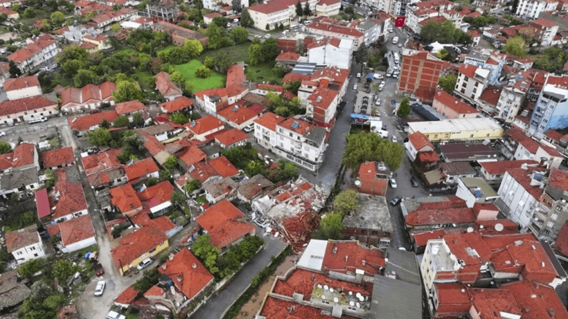 Sındırgı’daki hasar gün ağarınca netleşti: Çok sayıda yapıda çatlaklar ortaya çıktı - Resim: 2