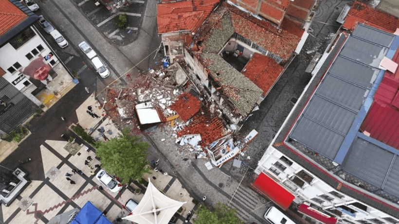 Sındırgı’daki hasar gün ağarınca netleşti: Çok sayıda yapıda çatlaklar ortaya çıktı - Resim: 3