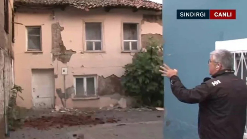 Sındırgı’daki hasar gün ağarınca netleşti: Çok sayıda yapıda çatlaklar ortaya çıktı - Resim: 4
