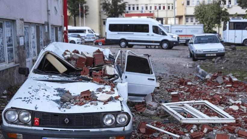 Sındırgı’daki hasar gün ağarınca netleşti: Çok sayıda yapıda çatlaklar ortaya çıktı - Resim: 8