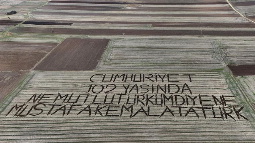 Kırklarelili çiftçi tarlasına pullukla "Cumhuriyet 102 yaşında" yazdı - Resim: 1