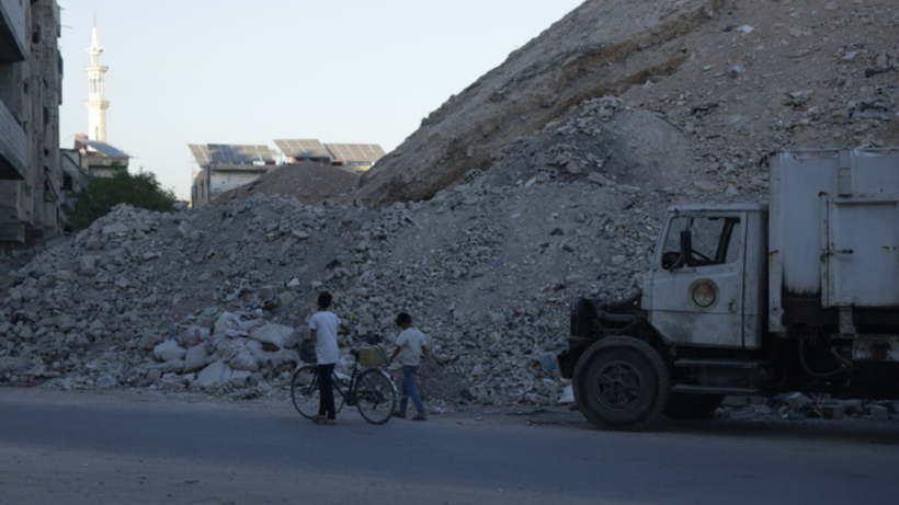 Şam’da devrik Esed rejimi enkazlardan yapay dağ oluşturdu - Resim : 1