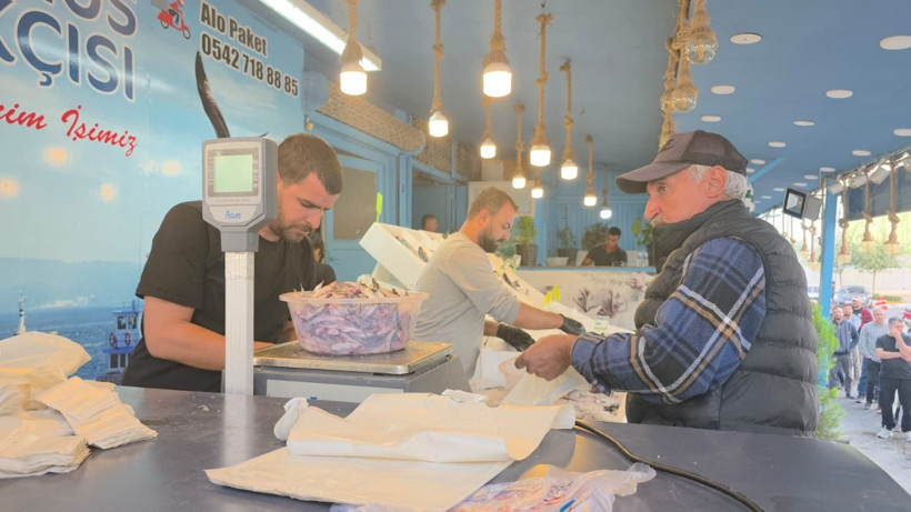 Şanlıurfa’da ucuz hamsi kuyruğu! 5 ton balığı bedavaya yakın sattı - Resim: 4