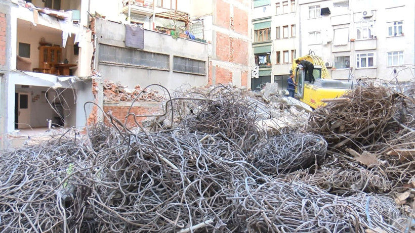 Zeytinburnu'nda bir binadaki yıkım nedeniyle bitişikteki apartmanda hasar oluştu - Resim: 5