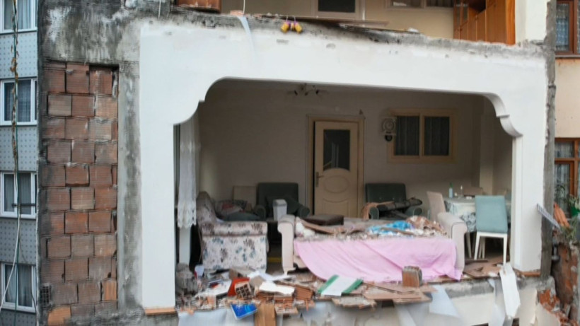 Zeytinburnu'nda bir binadaki yıkım nedeniyle bitişikteki apartmanda hasar oluştu - Resim: 3