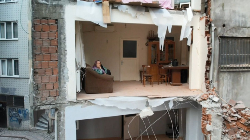 Zeytinburnu'nda bir binadaki yıkım nedeniyle bitişikteki apartmanda hasar oluştu - Resim: 7