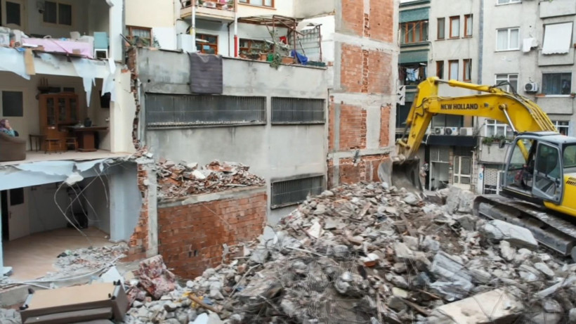 Zeytinburnu'nda bir binadaki yıkım nedeniyle bitişikteki apartmanda hasar oluştu - Resim: 2