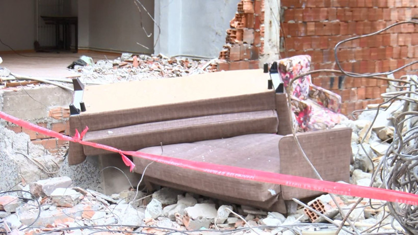 Zeytinburnu'nda bir binadaki yıkım nedeniyle bitişikteki apartmanda hasar oluştu - Resim: 4
