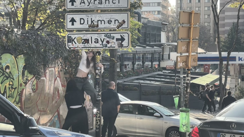 Sosyal medyada viral olan Kızılay tabelası yenilendi, bu kez de üzeri kirletildi - Resim: 4