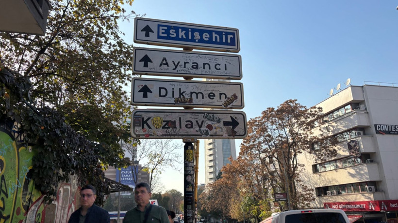 Sosyal medyada viral olan Kızılay tabelası yenilendi, bu kez de üzeri kirletildi - Resim: 1