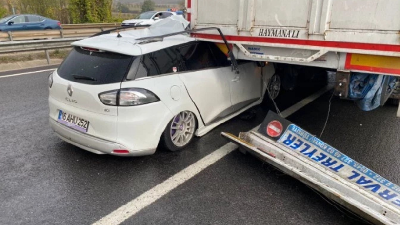 Otomobil TIR’ın altına girdi! Yaralılar var - Resim : 1