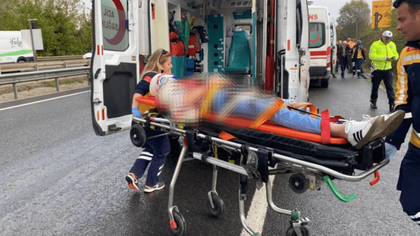 Otomobil TIR’ın altına girdi! Yaralılar var - Resim : 3