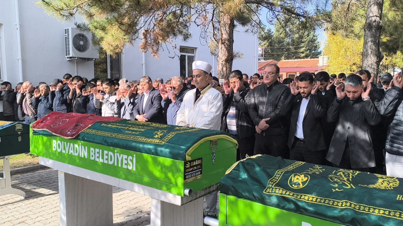 Gıda zehirlenmesi şüphesiyle ölen anne ile 2 çocuğu toprağa verildi - Resim: 7