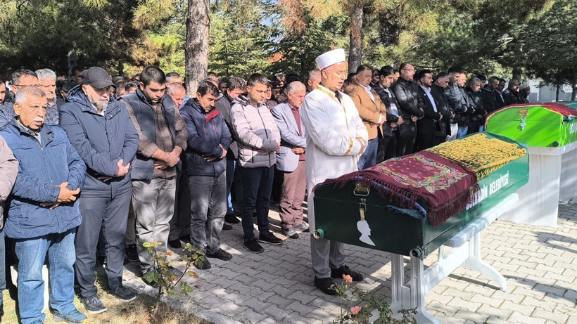 Gıda zehirlenmesi şüphesiyle ölen anne ile 2 çocuğu toprağa verildi - Resim: 5
