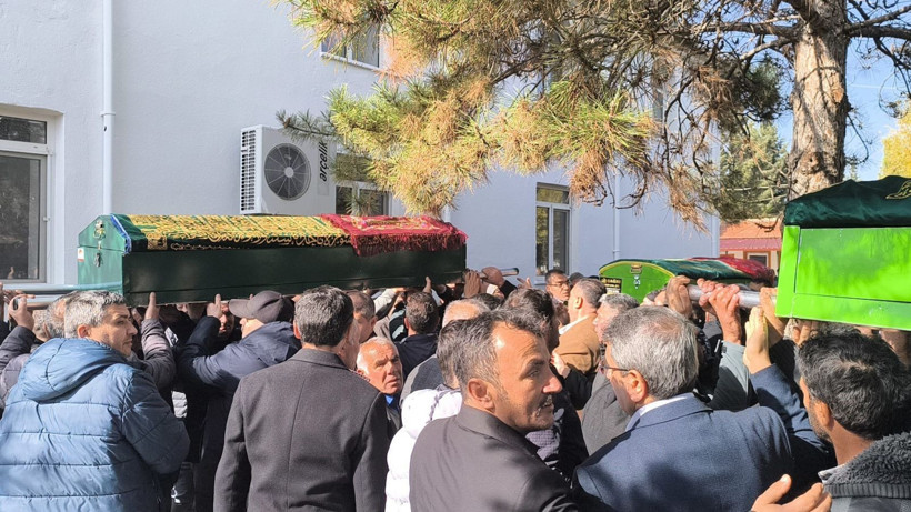 Gıda zehirlenmesi şüphesiyle ölen anne ile 2 çocuğu toprağa verildi - Resim: 9