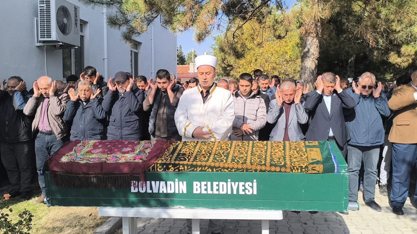 Gıda zehirlenmesi şüphesiyle ölen anne ile 2 çocuğu toprağa verildi - Resim: 6