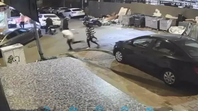 Trafik kavgası kanlı bitti: Biri kolundan, diğeri kalbinin altından bıçaklandı - Resim : 1