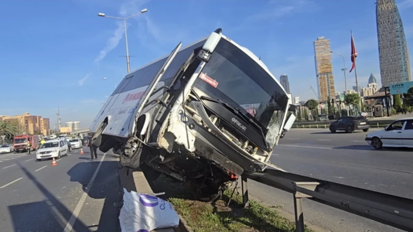Servis otobüsü D-100'de beton bariyer üzerinde havada asılı kaldı - Resim : 1