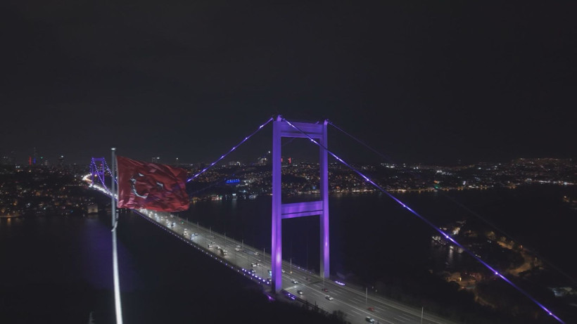 FSM Köprüsü 'Dünya Prematüre Günü' kapsamında mor ışıklarla aydınlatıldı - Resim: 1