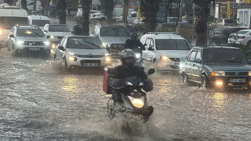 Bodrum'da kuvvetli sağanak yaşamı olumsuz etkiledi, yollar göle döndü - Resim: 5