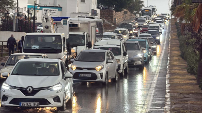 Bodrum'da kuvvetli sağanak yaşamı olumsuz etkiledi, yollar göle döndü - Resim: 6