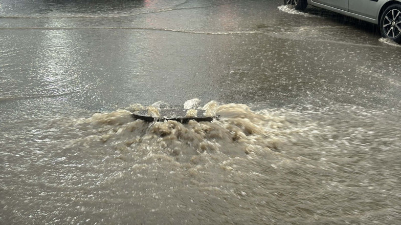 Bodrum'da kuvvetli sağanak yaşamı olumsuz etkiledi, yollar göle döndü - Resim: 2