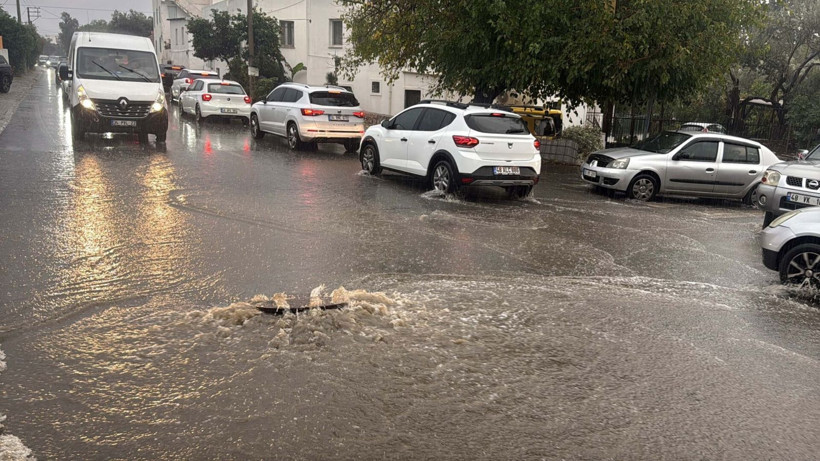 Bodrum'da kuvvetli sağanak yaşamı olumsuz etkiledi, yollar göle döndü - Resim: 3