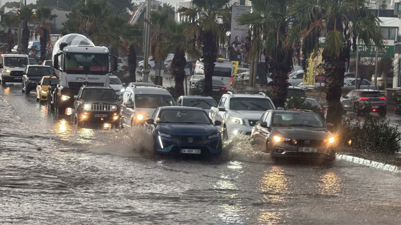Bodrum'da kuvvetli sağanak yaşamı olumsuz etkiledi, yollar göle döndü - Resim: 1