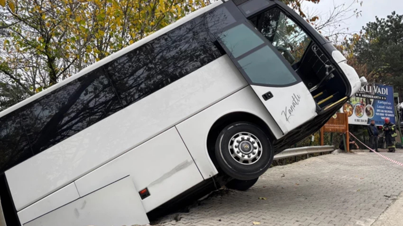 Kartepe'de tur otobüsü şarampole düştü - Resim : 1