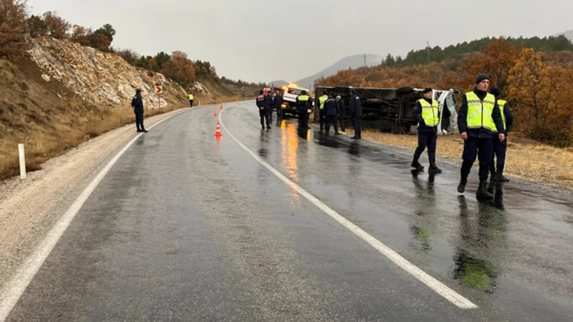 Okul servisi devrildi; Çok sayıda yaralı var - Resim : 2