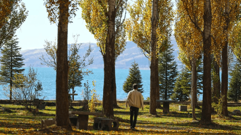 Hazar Gölü'nün çevresi sonbahar renklerine büründü - Resim: 1