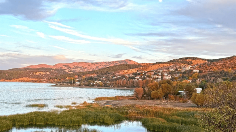 Hazar Gölü'nün çevresi sonbahar renklerine büründü - Resim: 2