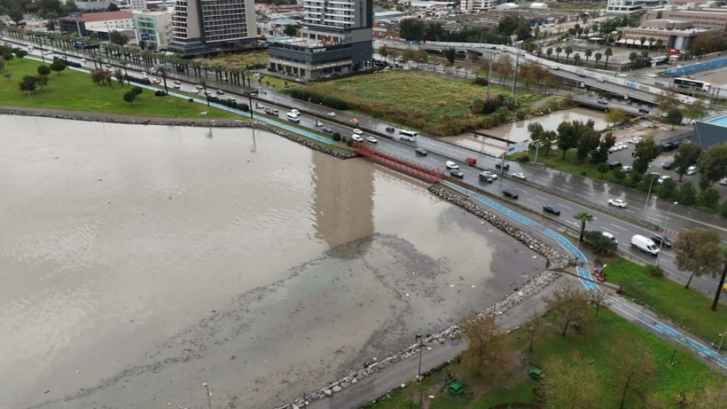 İzmir'de etkili olan sağanak hayatı felç etti: Dereler taştı, denizin rengi değişti, evleri su bastı - Resim: 15
