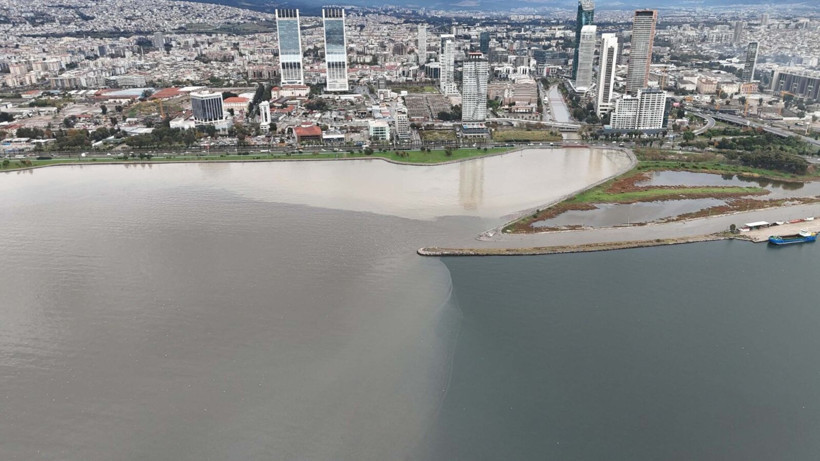 İzmir'de etkili olan sağanak hayatı felç etti: Dereler taştı, denizin rengi değişti, evleri su bastı - Resim: 8