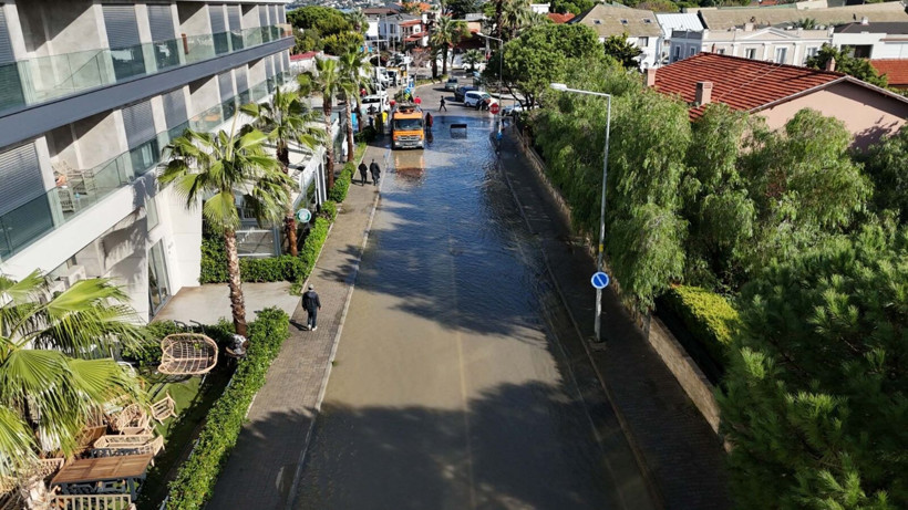 İzmir'de etkili olan sağanak hayatı felç etti: Dereler taştı, denizin rengi değişti, evleri su bastı - Resim: 5