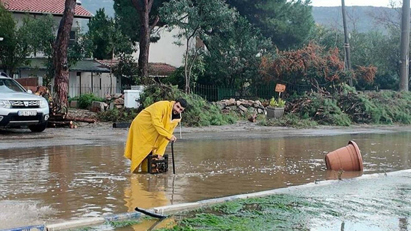 İzmir'de etkili olan sağanak hayatı felç etti: Dereler taştı, denizin rengi değişti, evleri su bastı - Resim: 12