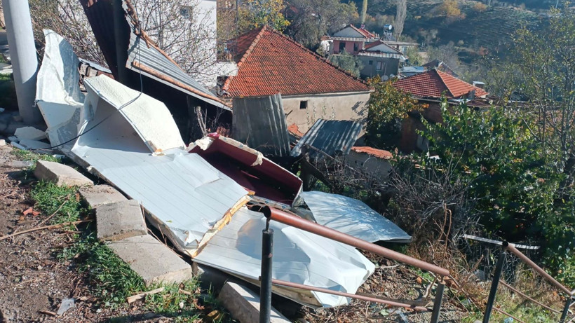 İzmir'de etkili olan sağanak hayatı felç etti: Dereler taştı, denizin rengi değişti, evleri su bastı - Resim: 16