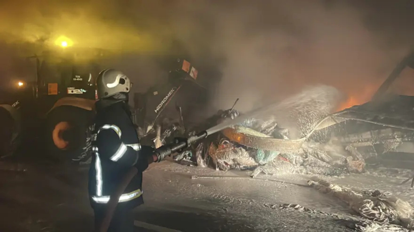 Bolu’da tır yandı, D-100’de trafik durdu - Resim: 3