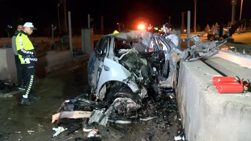 Tuzla’da otomobil gişelere saplandı: Genç doktor yaşamını yitirdi - Resim : 1