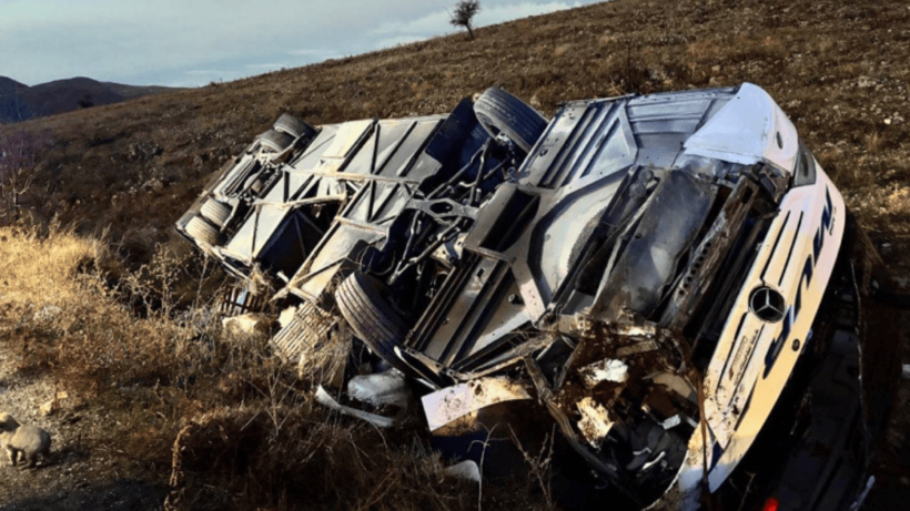 Afyonkarahisar'da Yolcu Otobüsü Devrildi: 2 Ölü, 21 Yaralı - Resim : 1