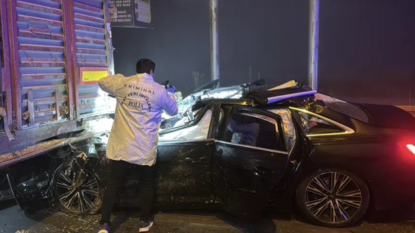 Otomobil tıra arkadan çarptı: 4 kişi hayatını kaybetti - Resim : 1